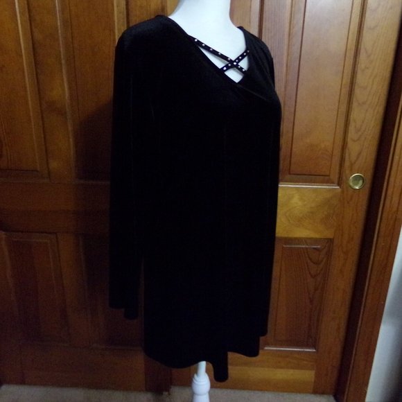 LADIES BLACK TOP - Picture 2 of 6